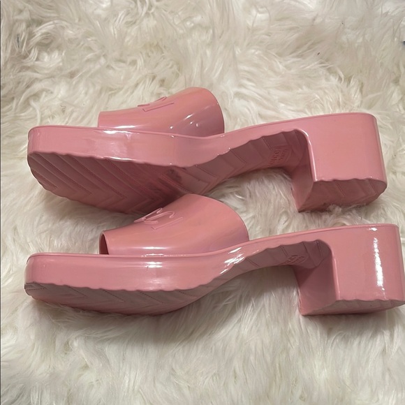 Gucci Pink Sandals with Glossy Finish and Embossed Branding - Picture 2 of 5